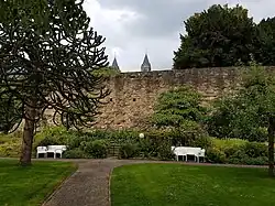 Zitjes bij de stadsmuur