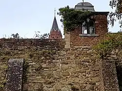 Idem, muurdetail met prieel