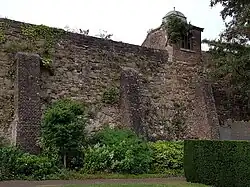 Steunberen en prieeltje, veldzijde