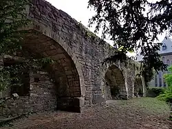 Kloostertuin Zusters Onder de Bogen, muur met boognissen