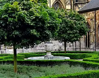 Pandhoftuin met oude Sint-Servaasfontein