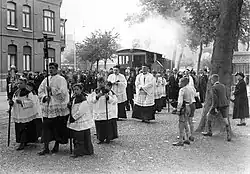 Reliekenprocessie met tram op achtergrond, 1939