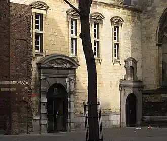 Detail barokgevel met hardstenen poortomlijstingen