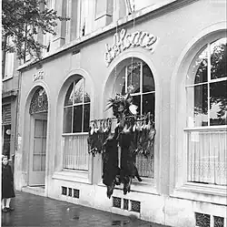 Wildstilleven bij restaurant d'Alsace (voormalig tramstation), 1951