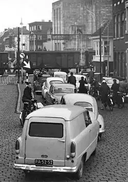 File bij de spoorwegovergang, 1955