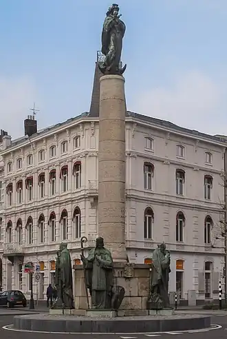 Het Mariamonument in 2011. Op de achtergrond het voormalige hotel Willems