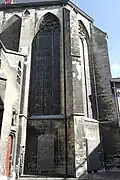 Apsis van de kerk met steunberen