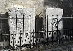 Grafstenen buiten de kerk