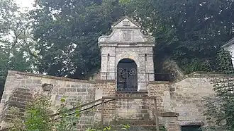 Sint-Antoniuskapel met omringende mergelstenen muren