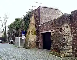 Minderbroedersberg, stadsmuur met steunberen