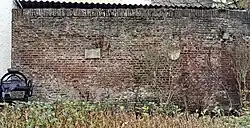 Muur met gevelstenen