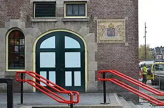 Detail noordgevel en tegeltableau