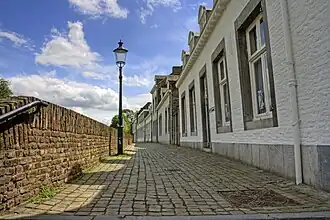 Borstwering stadsmuur (links) en monumentale huizen