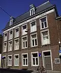 Herenhuis met neoclassicistische voorgevel en poortgebouw