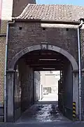 Poortgebouw met hardstenen poortomlijsting
