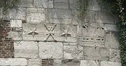 Wapensteen met stadssterren en Bourgondisch wapen