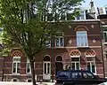 Dubbel woonhuis met voorgevel in eclectische stijl