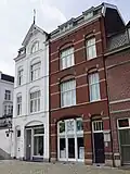 Twee winkel-woonhuizen
