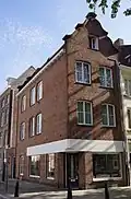 Winkel-woonhuis in sobere, traditionalistische stijl