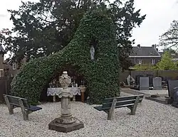 Mariagrot op het kerkhof