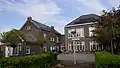Complex van de voormalige lagere school en onderwijzerswoning c.q voormalig raadhuis