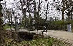 18e-eeuws hekwerk op toegangsbrug over grachtje