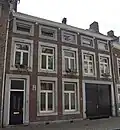 Woonhuis met lijstgevel met poortdoorgang
