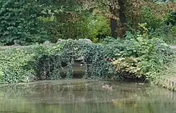 Vijver met overgroeide brug