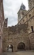 Twee steunmuren van het westwerk van de Sint-Servaasbasiliek (Onder de Bogen)