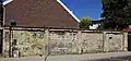 Mergelstenen muur, overblijfsel van de parkachtige tuinaanleg rond Villa Wyckerveld