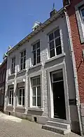 Huis met eenvoudige lijstgevel.