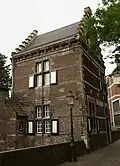 Over de Jeker gebouwd huis, in de trant van de zgn. Maaslandse renaissance met hoekblokken en horizontale banden van mergel