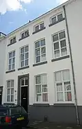 Huis met lijstgevel.