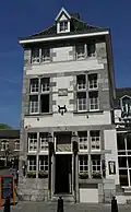 Huis met lijstgevels, afgedekt door een schilddak.