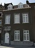 Huis, met trapgevel opzij.
