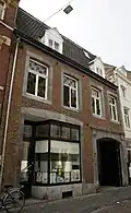 Huis met lijstgevel.