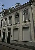 Huis met lijstgevel.