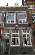 Huis met lijstgevel. Gevelsteen IN DE WITTE ROOS.