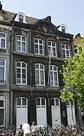 Huis met rijke Lodewijk XV-gevel.
