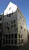 Hoekhuis in de trant der zgn. Maaslandse renaissance met topgevel aan de zijde van de Stokstraat.