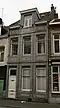 Huis met lijstgevel van Naamse steen.