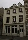 Huis met eenvoudige lijstgevel.