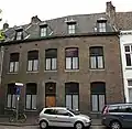 Huis met brede lijstgevel.