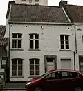Huis met eenvoudige lijstgevel.