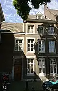 Huis met lijstgevel, voorzien van vensters in Naamse steen.