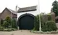 Hoeve om binnenplaats. Poortgebouw van mergel onder een zadeldak, met duivenslag en poortomlijsting van Naamse steen. Woonhuis van mergel. De haaks hierop gelegen schuur, eveneens uit mergel.