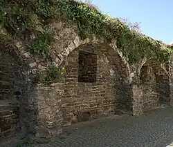 Resten van de 1e middeleeuwse stadsmuur nabij Lang Grachtje.