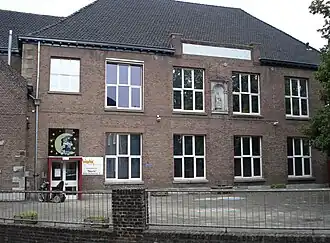 Oude Kerk, in 1917 ingericht tot school. Fragment van Westtoren.