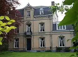 Voorgevel met aanbouw