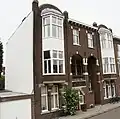 Portiek-etagewoning met zes gezinswoningen met elementen van Berlagianisme.